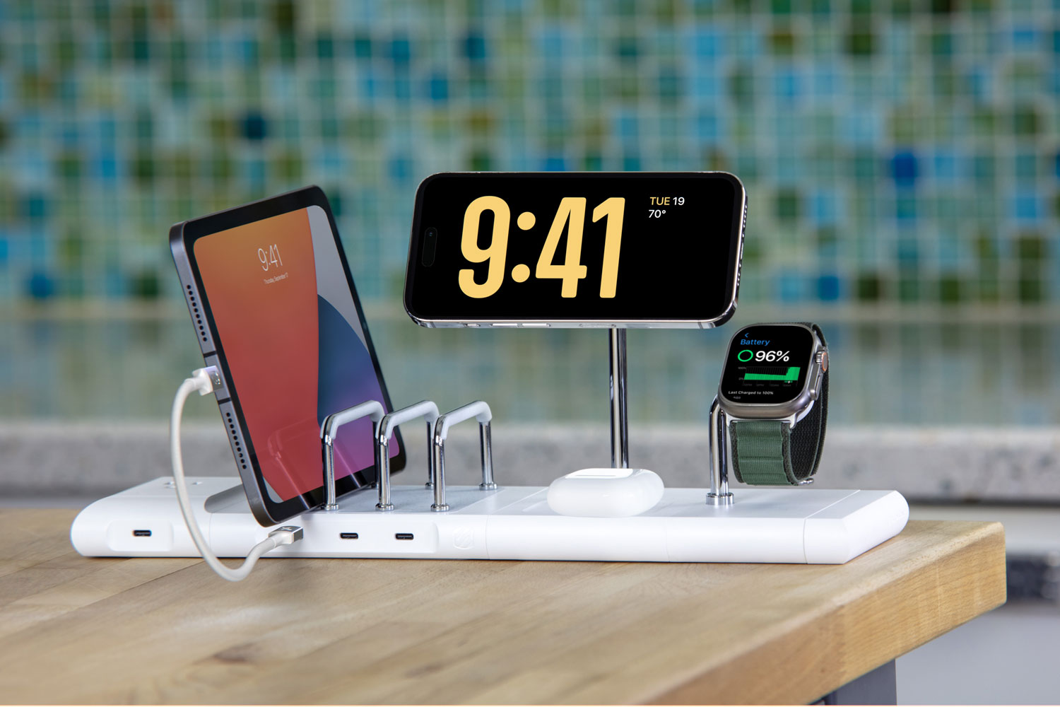ipad, iphone and Apple Watch charging via Scosche modular charging station